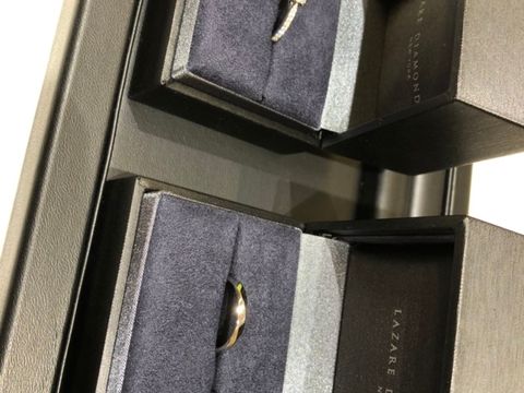 【ラザール ダイヤモンド(LAZARE DIAMOND)の口コミ】 ストレートでシンプルかつ華やかさを出したものでありとても素敵な指輪で…