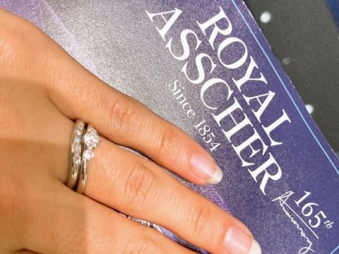 【ROYAL ASSCHER(ロイヤル・アッシャー)の口コミ】 フィット感、重みがありつけ心地が良く、この指輪に決めました。
デザイン…