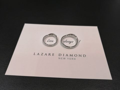 【ラザール ダイヤモンド(LAZARE DIAMOND)の口コミ】 お店に入って指輪を見た瞬間、スタイリッシュなデザインに一目惚れして、3…