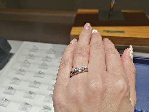 【銀座ダイヤモンドシライシの口コミ】 デザインはとにかくたくさんあります。他のブランドで気になっているデザ…