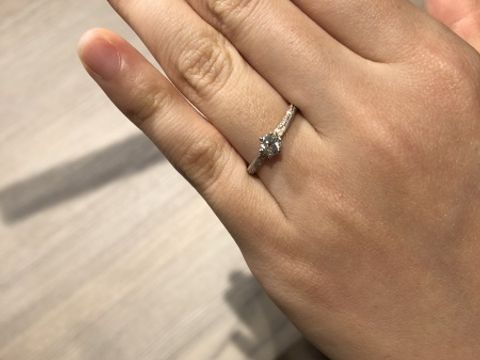 【Love Bond(ラブボンド)の口コミ】 ダイヤ部分を中心に斜めにダイヤのラインが入っていて、ラインはピンクゴ…