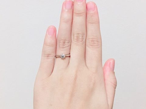 【銀座ダイヤモンドシライシの口コミ】 シンプルな一粒ダイヤの指輪を探していました。こちらはリングの形にほん…