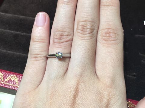 【カルティエ(Cartier)の口コミ】 シンプルですが華やかさもあります。リングにとても高さのあるタイプの指…