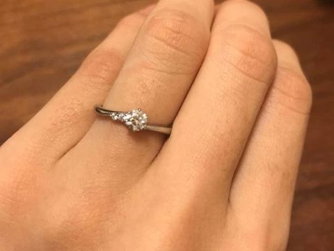 【ラザール ダイヤモンド(LAZARE DIAMOND)の口コミ】 指が細くきれいに見えるものがよかったので、色々調べて巡り会いました。
…