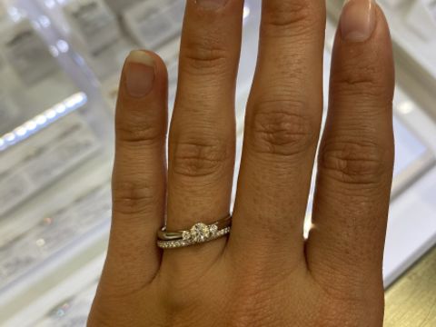 【Wish upon a star(ウィッシュアポンアスター)の口コミ】 エンゲージリングがタイムレスプラチナとなっていて、ダイヤの輝き？大き…