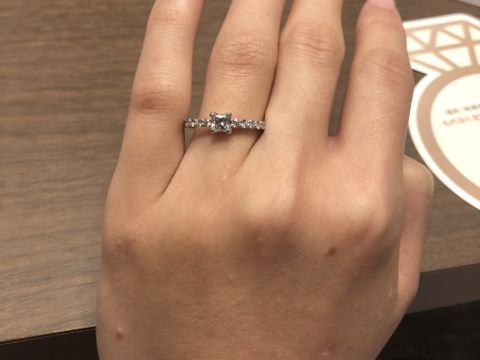 【BRIDGE(ブリッジ)の口コミ】 婚約指輪といえばラウンドブリリアントカットのデザインがほとんどですが…