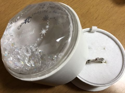 【4℃ BRIDAL(ヨンドシーブライダル)の口コミ】 クリスマス限定のデザインで、ハートのダイヤが目をひきました。ボックス…