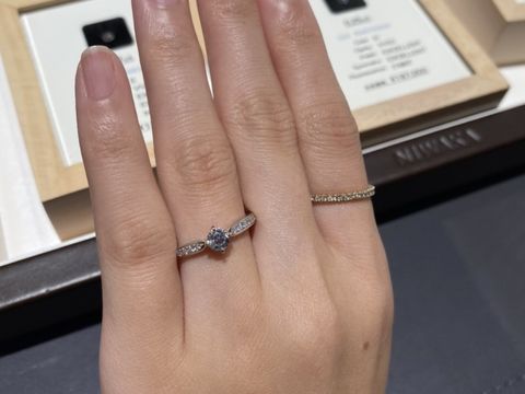 【俄(にわか)の口コミ】 真ん中に向かってアームが細くなっているパブェタイプの婚約指輪です。セ…