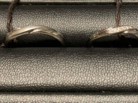 【エクセルコダイヤモンド(EXELCO DIAMOND)の口コミ】 レディースの指輪はメレダイヤモンドでウェーブがあるタイプですが、ウェ…