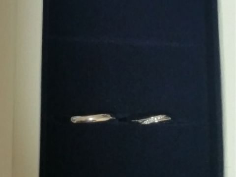 【銀座ダイヤモンドシライシの口コミ】 デザインはヒネリがあるものが良く店員さんが好みを聞いて何個か出してき…