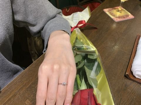 【銀座ダイヤモンドシライシの口コミ】 多くの指輪を嵌めてみましたが、細身のリングで指が長く見えて付けてる感…