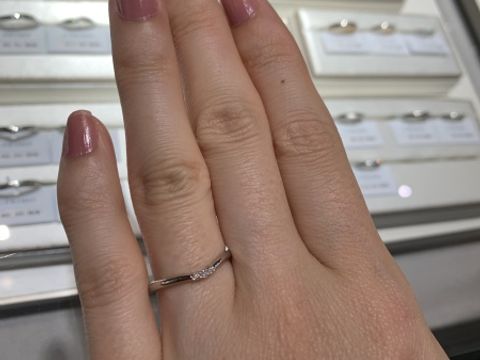 【アイプリモ(I-PRIMO)の口コミ】 細身のV字ラインで指を長く見せてくれる効果があります。メレダイヤが３つ…