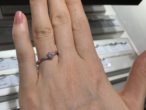 【アイプリモ(I-PRIMO)の口コミ】 センターダイヤの周りにメレダイヤがが4つ付いているので、ゴージャスに見…