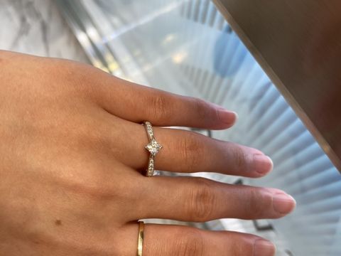 【BRIDGE ANTWERP BRILLIANT GALLERY(ブリッジ・アントワープ・ブリリアント・ギャラリー)の口コミ】 可愛らしいデザインの婚約指輪に惹かれて来店しましたが、実際につけてみ…