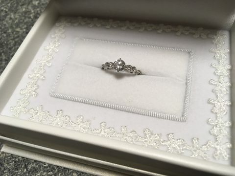 【アトリエ七星の口コミ】 リングを横から見るとハートの形になっているのがかわいいです。
フルオー…