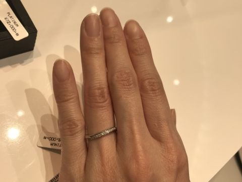 【4℃ BRIDAL(ヨンドシーブライダル)の口コミ】 ウェーブタイプのシンプルなプラチナリングです。
シンプルなデザインです…