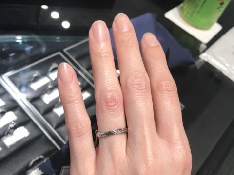 【銀座ダイヤモンドシライシの口コミ】 細身でシンプルなタイプの指輪を探していましたが、進めて頂いたこの指輪…