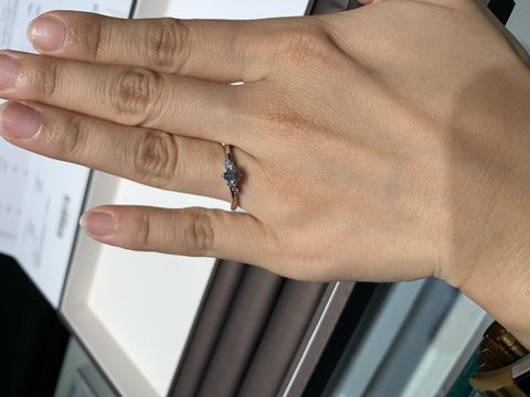 【アイプリモ(I-PRIMO)の口コミ】 ウェーブラインがシャープで美しいです。メインのダイヤの横にある二つず…