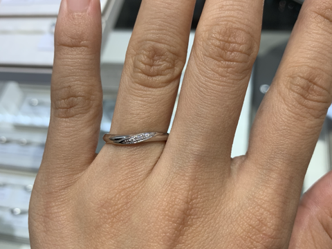 【アイプリモ(I-PRIMO)の口コミ】 ウェーブタイプのため指によく馴染みます。
メレダイヤの数が3粒、5粒、7…