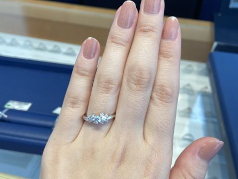 【銀座ダイヤモンドシライシの口コミ】 ダイヤモンドの周りを葉っぱのようなデザインで囲んであり、他のブランド…