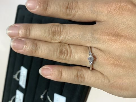 【TRECENTI(トレセンテ)の口コミ】 ストレートタイプでシンプルかつ、サイドのメレダイヤが上品なデザインで…