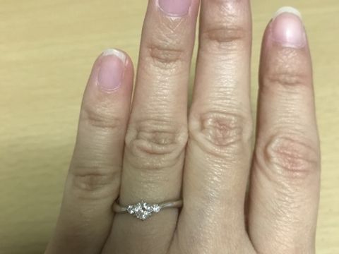 【4℃ BRIDAL(ヨンドシーブライダル)の口コミ】 来店前にいくつかの指輪デザインを見てS型のが良いと考えていました。ダイ…