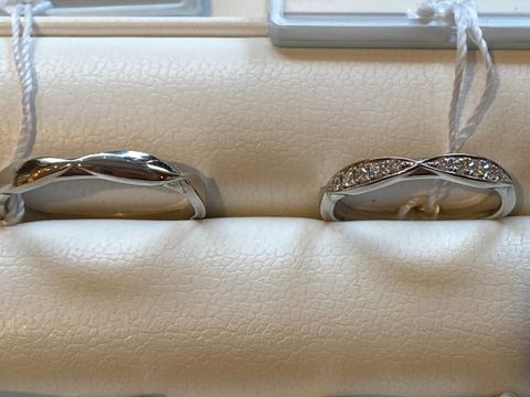 【I's stone(アイズストーン)の口コミ】 月桂樹をモチーフにした珍しいデザインだと思いました。女性の方のリング…