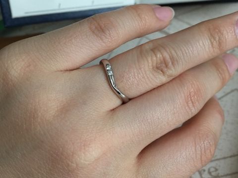 【銀座ダイヤモンドシライシの口コミ】 付けたときに一直線になるよりは、少しねじれ等の動きがある方がいいと思…