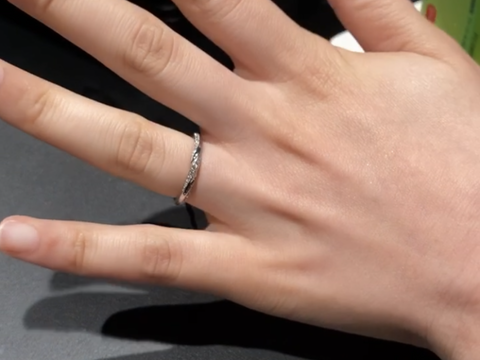 【エクセルコダイヤモンド(EXELCO DIAMOND)の口コミ】 リングの周りに斜めにダイヤモンドがあしらわれているデザインです。どこ…