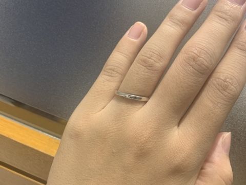 【銀座ダイヤモンドシライシの口コミ】 指輪の幅がそんなに広くなくちょうどいいので、指にはめた時にとても自然…