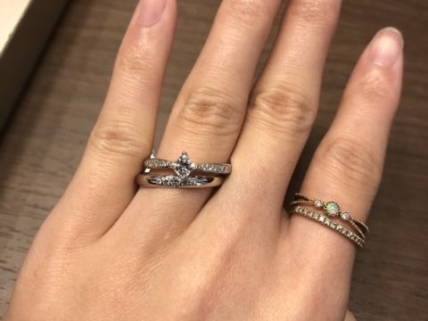 【BRIDGE ANTWERP BRILLIANT GALLERY(ブリッジ・アントワープ・ブリリアント・ギャラリー)の口コミ】 指にしっくりくる付け心地の良さと、5石の美しいダイヤが印象的な指輪です…