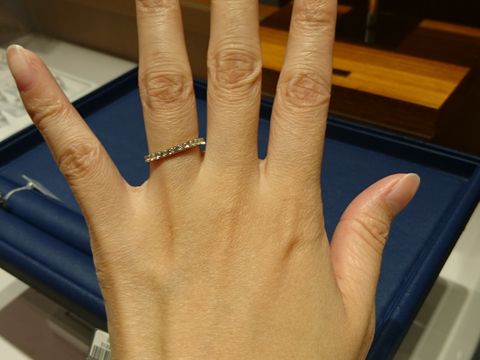 【銀座ダイヤモンドシライシの口コミ】 珍しい、ウェーブラインのエタニティリングです。ウェブサイトの写真では…