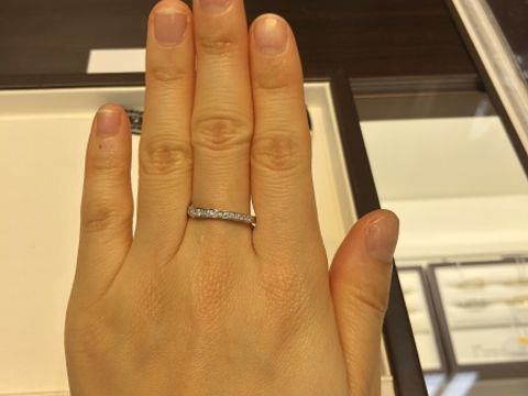【俄(にわか)の口コミ】 華やかな指輪が欲しかったので色々試着していたのですが、こちらの花麗は…