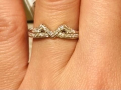 【ショーメ(CHAUMET)の口コミ】 王冠をモチーフとした優雅な曲線美に惹かれて購入しました。地金、ダイヤ…