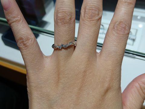 【銀座ダイヤモンドシライシの口コミ】 少しボリュームのあるリングです。ダイヤモンドも少し大きめで、結婚指輪…