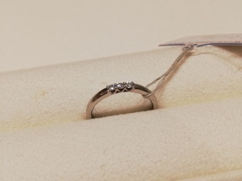 【festaria bijou SOPHIA(フェスタリア ビジュソフィア)の口コミ】 店舗限定モデルのようです。横から見た時のダイヤモンドの輝きやカタチの…