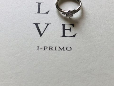 【アイプリモ(I-PRIMO)の口コミ】 色々なお店を回っていましたが、真ん中のダイヤの輝きと周囲に散りばめら…