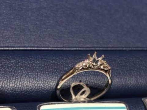 【銀座ダイヤモンドシライシの口コミ】 大人おしゃれなデザインが可愛いと思いました。またダイヤモンドには他者…