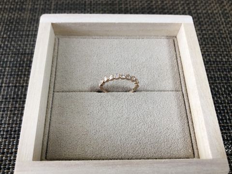 【YUKA HOJO(ユカホウジョウ)の口コミ】 普段から結婚指輪と重ね付けできる婚約指輪を探していました。
購入したYU…