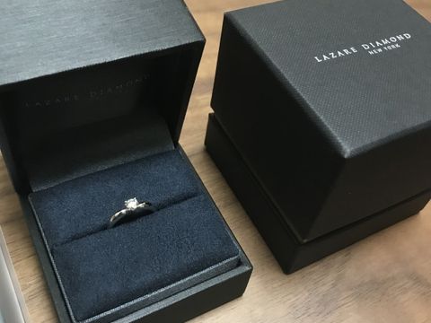 【ラザール ダイヤモンド(LAZARE DIAMOND)の口コミ】 まず第一印象で、立て爪が丸みを帯びていて、どことなく優しい印象を与え…