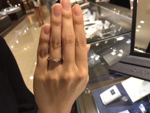 【ROYAL ASSCHER(ロイヤル・アッシャー)の口コミ】 爪なしで挟み込まれているデザインが気に入りました。
ダイヤは白い輝きが…
