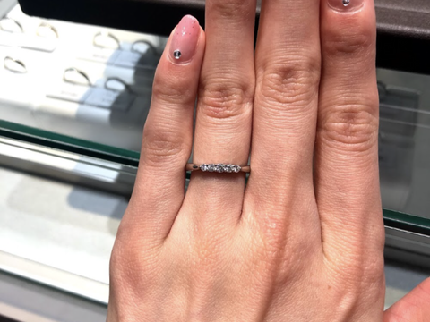 【アイプリモ(I-PRIMO)の口コミ】 ストレートラインでシンプルではあるけれど、ダイヤの存在感が素晴らしく…