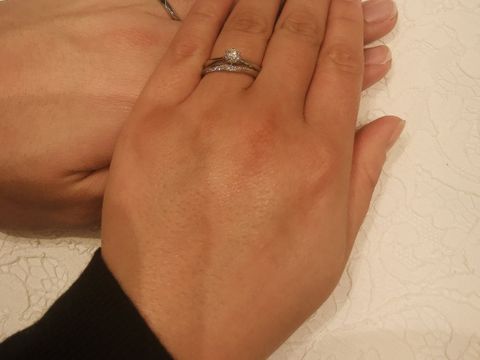 【ラザール ダイヤモンド(LAZARE DIAMOND)の口コミ】 つけ心地がとても良いです。指によく馴染みます。
ダイヤが複数付いていて…