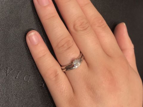 【ラザール ダイヤモンド(LAZARE DIAMOND)の口コミ】 控えめだけどキラキラと輝くメレダイヤが素敵でした。
指へすぐに馴染むの…