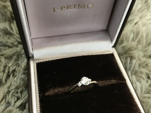 【アイプリモ(I-PRIMO)の口コミ】 大きなダイヤの横にそれぞれ１つづつ小さなダイヤが付いていてとてもおし…