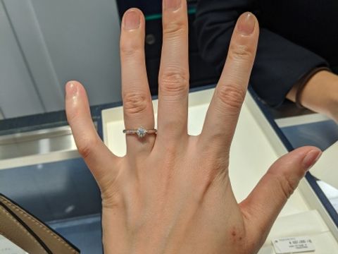 【MIKIMOTO(ミキモト)の口コミ】 いくつかサイトで拝見した中で、こちらは爪の留め位置が十字になっていた…