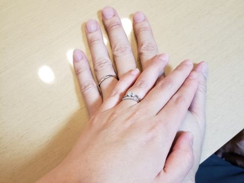 【HOSHI no SUNA 星の砂(ほしのすな)の口コミ】 短い指なのですらっと見えるウェーブタイプ、婚約指輪との重ね付けがしや…