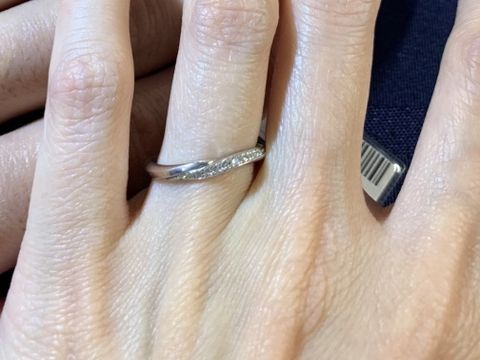 【銀座ダイヤモンドシライシの口コミ】 細かいダイヤが埋め込まれているため、通常のシンプルなプラチナの指輪よ…