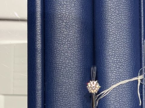 【銀座ダイヤモンドシライシの口コミ】 婚約指輪のため、大きなダイヤが一つついている王道デザインの指輪を探し…