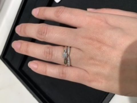 【ティファニー(Tiffany & Co.)の口コミ】 結婚指輪ハーモニーダイヤモンドリングは、婚約指輪ハーモニーに合うよう…